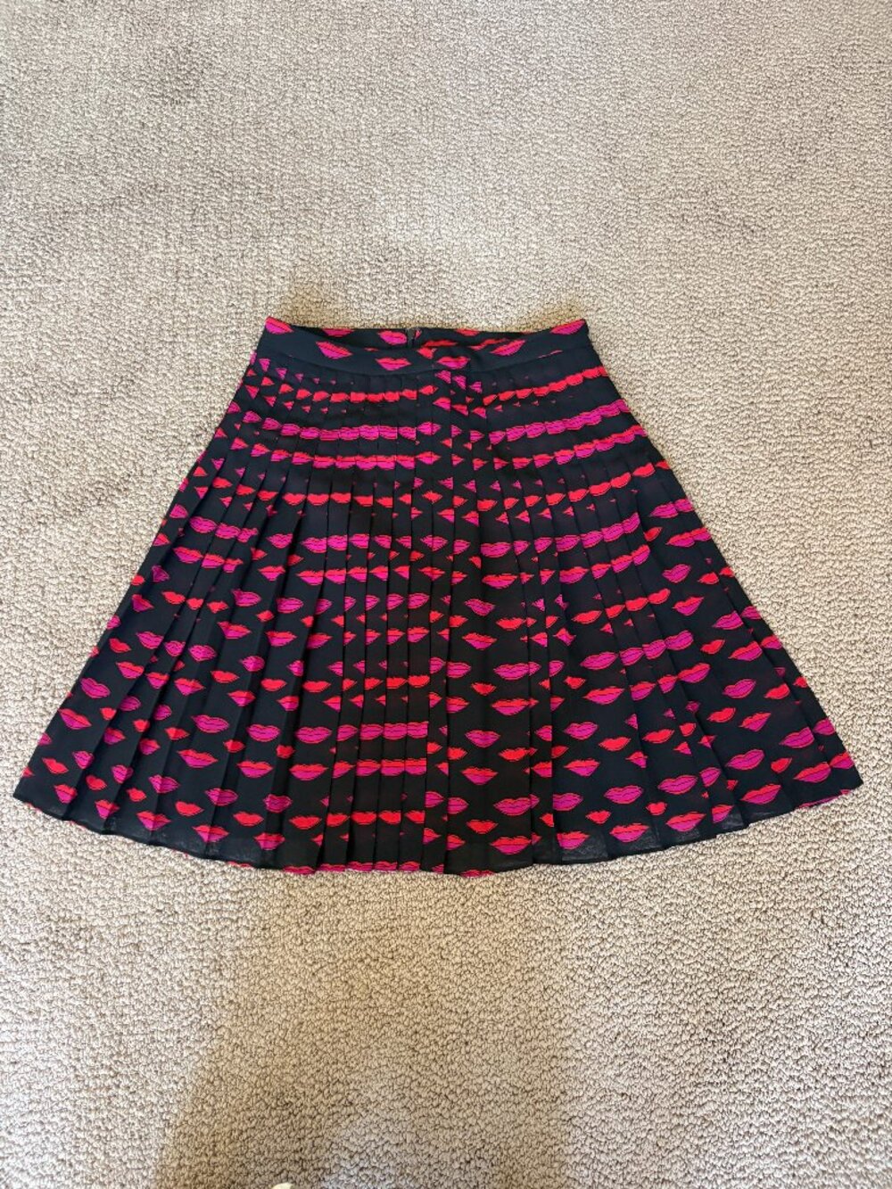 Halogen Pleated Lips Print Skirt Size 0 – Red/Pink on Black